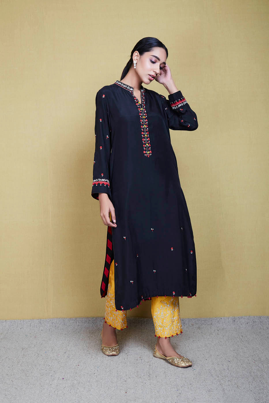 Buy best anokhi black kurta set online at SueMue